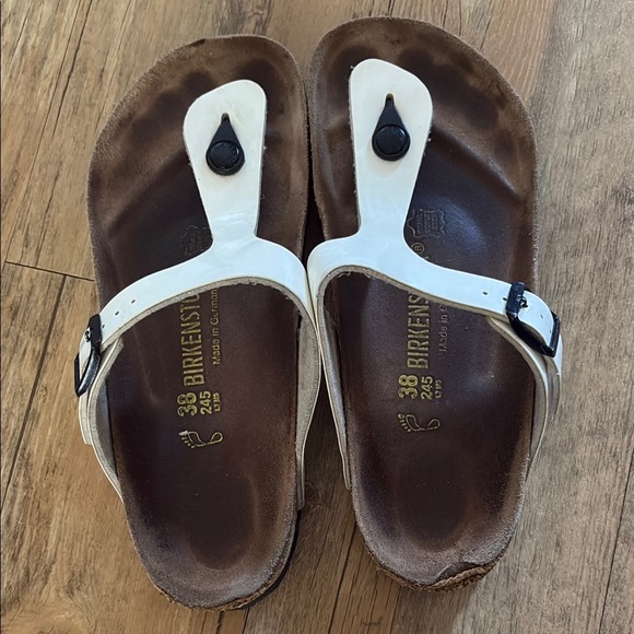 Birkenstock Gizeh Patent White Sandals - Picture 4 of 5